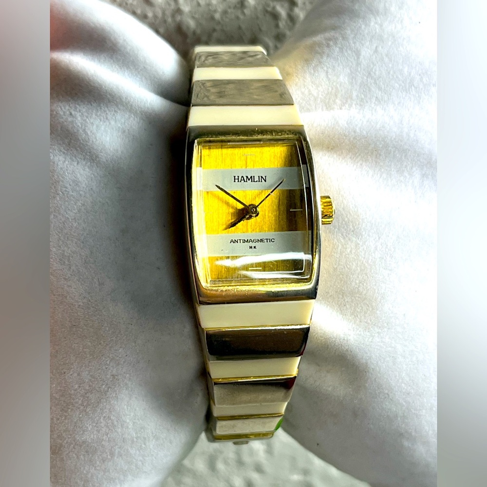 Hamlin bracelet cream-gold quartz ladies watch.